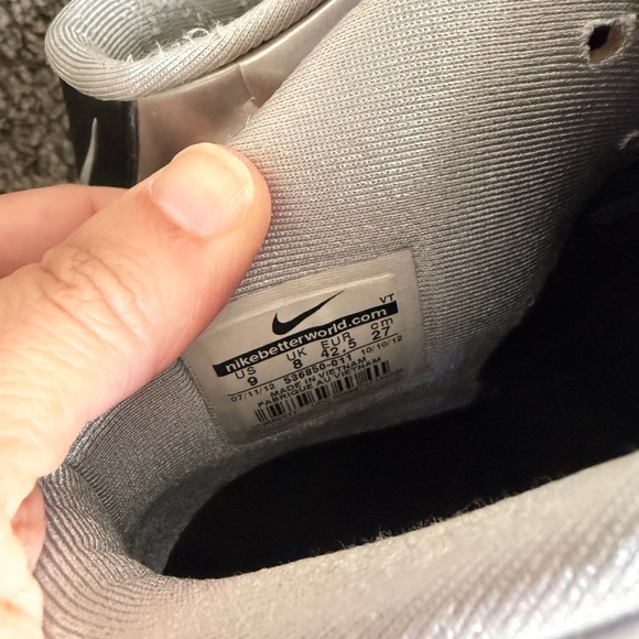 Nike Flyposite Silver and Black Sneakers - Picture 2 of 7